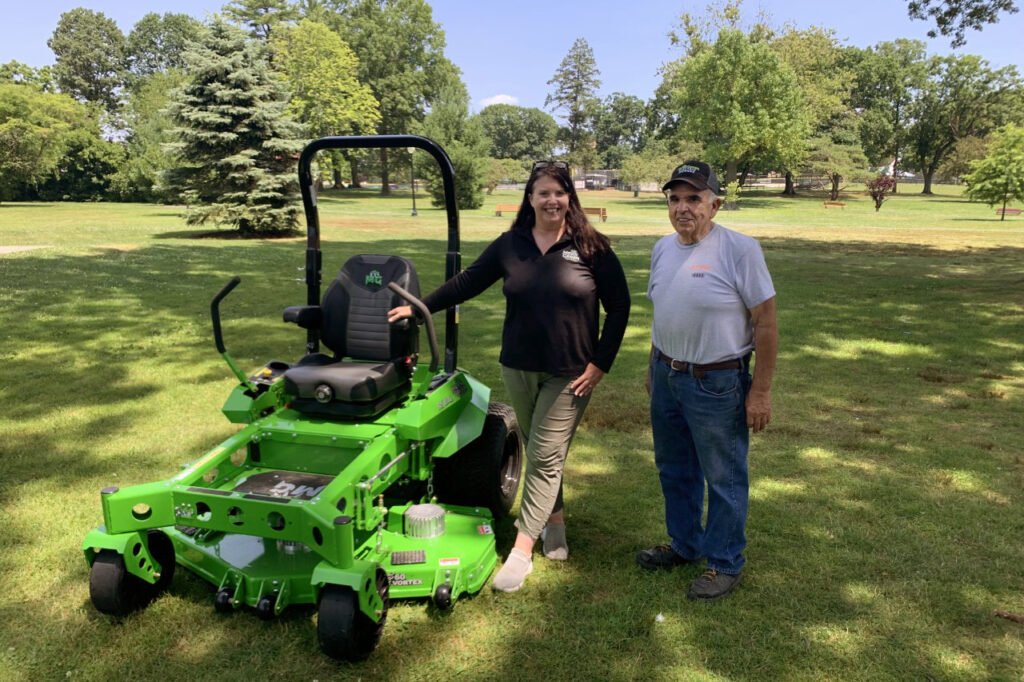 The Benefits of Using Hydroelectric Lawn Mowers for Businesses