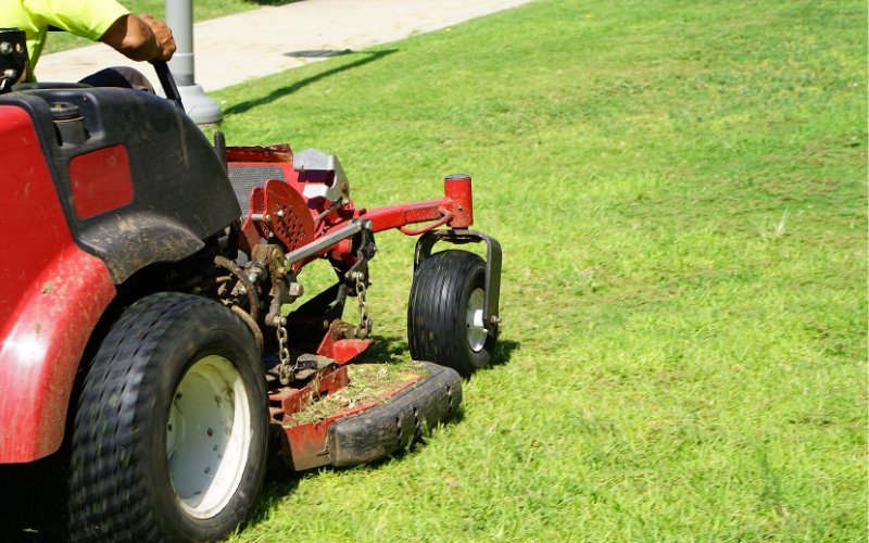 The Benefits of Using Hydroelectric Lawn Mowers for Businesses