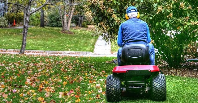 Choosing the Right Environmentally-Friendly Lawn Mower Batteries